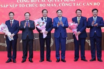 Các đồng chí lãnh đạo Tỉnh ủy, Ủy ban nhân dân tỉnh Điện Biên tặng hoa chúc mừng và cảm ơn các đồng chí lãnh đạo các ban, ngành đã tự nguyện nghỉ hưu trước tuổi để tạo thuận lợi cho công tác sắp xếp, tinh gọn bộ máy của Điện Biên.