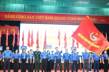 Anh Đặng Thành Huy, Bí thư Tỉnh đoàn Điện Biên thực hiện nghi thức khởi động Chiến dịch Thanh niên tình nguyện hè năm 2025.
