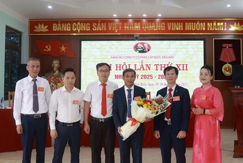 Đồng chí Nguyễn Lệ Quế, Bí thư Đảng bộ, Chủ tịch Hội đồng quản trị Công ty cổ phần cấp nước Điện Biên cùng các đồng chí trong Ban chấp hành Đảng bộ khóa 12, nhận hoa chúc mừng từ các đoàn thể Công ty.