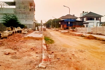 Sau hàng chục năm, hạ tầng khu đô thị hồ Xương Rồng chưa được hoàn thiện vì không giải phóng được mặt bằng.
