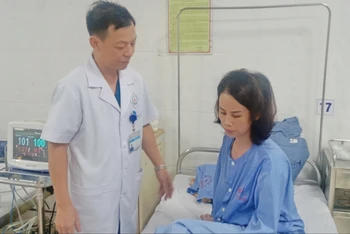 Bác sĩ Chuyên khoa II Đào Ngọc Tuấn, Trưởng Khoa Phụ, Bệnh viện A Thái Nguyên thăm khám bệnh nhân điều trị tại viện.