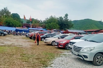 Hàng chục nghìn ô-tô được gửi tại bãi xe cụm đình, đền, chùa Cầu Muối dịp Tết Nguyên đán Giáp Thìn 2024, người trông giữ thả sức “chặt chém” người gửi.