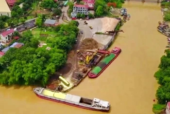 Bến thủy nội địa Thắng Lá ở cảng Đa Phúc bị tạm dừng hoạt động vì bốc dỡ hàng hóa không được phép.