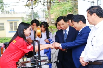Các đại biểu tham quan các sản phẩm STEM của sinh viên tại Ngày hội STEM năm 2025 dành cho học sinh THPT tỉnh Thái Nguyên.