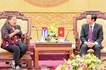 Đồng chí Teresa Maria Amarelle Boué, Ủy viên Bộ Chính trị, Tổng Thư ký Hội Liên hiệp Phụ nữ Cuba và Đoàn công tác làm việc tại tỉnh Ninh Bình. (Ảnh: Yến Trinh)