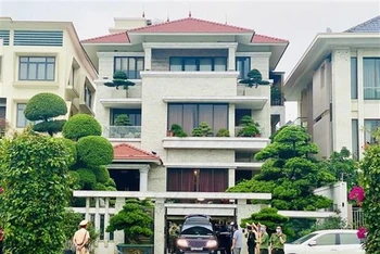 Cơ quan chức năng khám xét nhà của ông Phạm Hồng Hà, nguyên Chủ tịch UBND thành phố Hạ Long. (Ảnh: TTXVN)