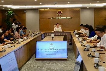 Họp báo giới thiệu chương trình "Tháng 10. Tháng tiêu dùng số".