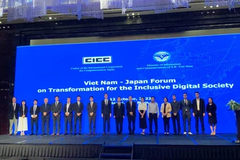 Các diễn giả tại Diễn đàn chuyển đổi số Việt Nam - Nhật Bản chụp ảnh lưu niệm.