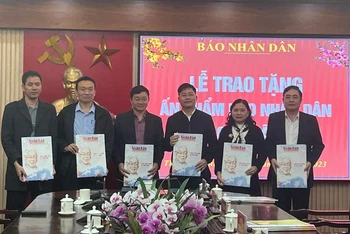 Văn phòng Đại diện Báo Nhân Dân tại Hà Tĩnh trao tặng ấn phẩm Nhân Dân Xuân Quý Mão cho đại diện lãnh đạo thị xã Kỳ Anh