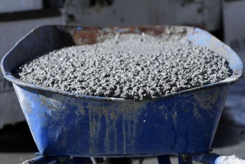 Chiếc xe cút kít chở bê-tông mới đổ chứa carbon dioxide thu được ở San Jose, California, Mỹ, ngày 1/2. Ảnh: Reuters