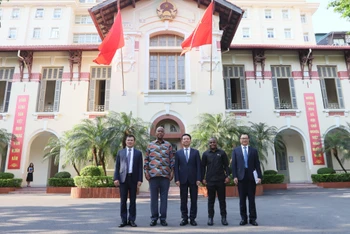 Bộ trưởng Thông tin và Truyền thông Nguyễn Mạnh Hùng và ngài Abdulrahman Omar Kinana, Ủy viên Bộ Chính trị, Phó Chủ tịch Đảng CCM chụp ảnh lưu niệm.