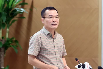 Ông Trần Mạnh Tuấn, Phó Cục trưởng Cục Tần số vô tuyến điện, Bộ Thông tin và Truyền thông tại họp báo.