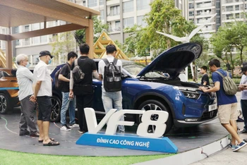 Xe điện VF 8 tại Triển lãm Vì tương lai Xanh ở TP Hồ Chí Minh,