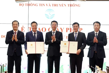 Bộ trưởng Thông tin và Truyền thông Nguyễn Mạnh Hùng trao giấy phép 5G cho 2 nhà mạng Viettel và VNPT.