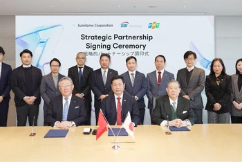 Ông Trương Gia Bình, Chủ tịch HĐQT kiêm Nhà sáng lập Tập đoàn FPT cùng Ông Yoshitaka Kitao, Giám đốc Đại diện, Chủ tịch kiêm Tổng Giám đốc Tập đoàn SBI Holdings; và ông Toshikazu Nambu, Giám đốc, Phó Chủ tịch Tập đoàn Sumitomo, trong lễ ký kết thỏa thuận hợp tác chiến lược.