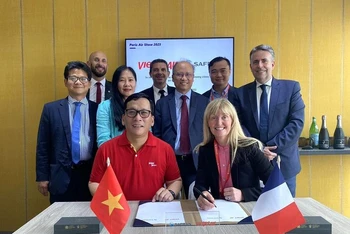 Ông Đinh Việt Phương, CEO của Vietjet và bà Victoria Foy, CEO của Safran CFM ký hợp đồng cung cấp ghế. Chứng kiến lễ ký có Đại sứ Việt Nam tại Pháp Đinh Toàn Thắng.