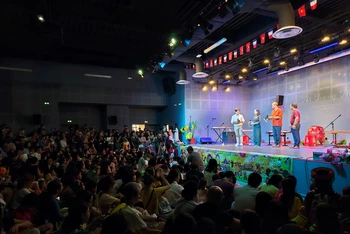 [Ảnh] Kiều bào tại Pháp chung vui Tết Trung thu