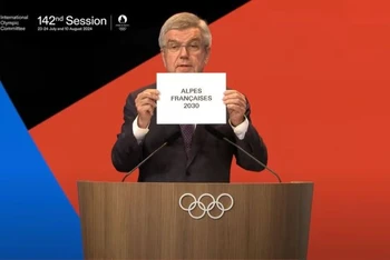 Chủ tịch Ủy ban Olympic Quốc tế Thomas Bach công bố kết quả ứng viên đăng cai Thế vận hội mùa đông 2030.