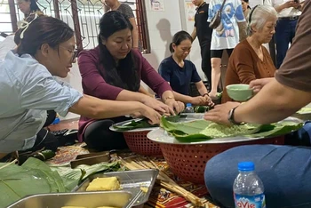 Nhà chùa cùng phật tử tổ chức gói bánh chưng tại chùa Đình Quán, phường Phúc Diễn, quận Bắc Từ Liêm (Hà Nội)