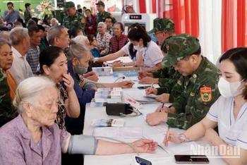 Hoạt động khám chữa bệnh, cấp thuốc miễn phí của quân y hai nước Việt Nam-Trung Quốc.