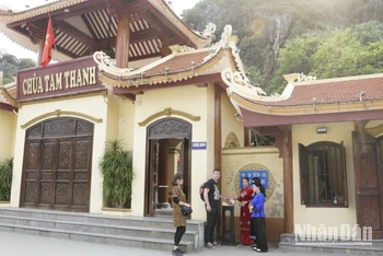 Du khách thích thú trải nghiệm trạm tương tác thông minh của dự án "Yêu lắm Việt Nam" tại Lạng Sơn.