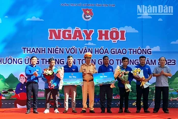 Trao kinh phí hỗ trợ Đội thanh niên xung kích tham gia sơ cứu, ứng cứu nhanh tai nạn giao thông.