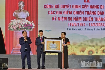 Trao Quyết định xếp hạng Di tích Quốc gia Chiến thắng Đăk Pék.
