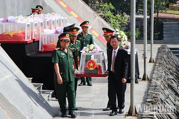 Đồng chí Dương Văn Trang, Ủy viên Trung ương Đảng, Bí thư Tỉnh ủy, Chủ tịch Hội đồng nhân dân tỉnh Kon Tum và Trung tướng Trịnh Đình Thạch, Bí thư Đảng ủy, Chính ủy Quân khu 5 đưa các liệt sĩ về nơi an nghỉ cuối cùng.