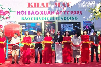 Các đại biểu cắt băng khai mạc Hội báo Xuân Ất Tỵ 2025