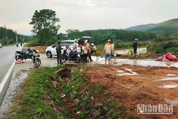 Người dân đưa các nạn nhân đi cấp cứu.
