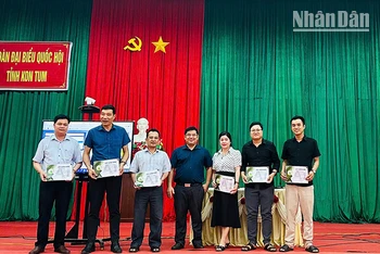 Trao giấy chứng nhận hoàn thành khóa học cho các học viên.