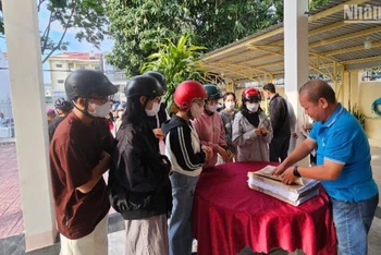 Đông đảo người dân trên địa bàn tỉnh Kon Tum đến nhận ấn phẩm đặc biệt.