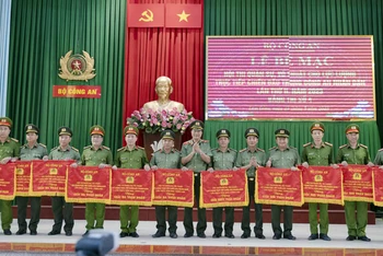 Ban tổ chức trao giải toàn đoàn cho các đội thi.