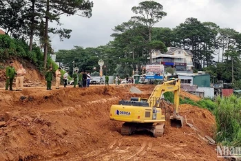 Lực lượng chức năng đến hiện trường để xử lý vụ việc.