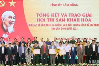 Ban tổ chức hội thi cùng các đội thi tại lễ tổng kết và trao giải.
