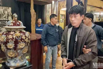 Đưa đối tượng Thắng thực nghiệm hiện trường vụ trộm tại XQ Đà Lạt sử quán.