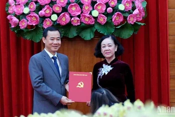 Đồng chí Trương Thị Mai trao quyết định của Bộ Chính trị về điều động, chỉ định đồng chí Nguyễn Thái Học, Phó trưởng Ban Nội chính Trung ương, tham gia Ban Chấp hành, Ban Thường vụ và giữ chức Quyền Bí thư Tỉnh ủy Lâm Đồng.