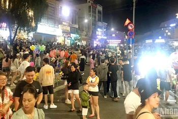 Không khí sôi động tại phố đi bộ trung tâm Hòa Bình, thành phố Đà Lạt trong ngày đầu hoạt động trở lại.