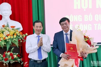 Quyền Bí thư Tỉnh ủy Lâm Đồng Nguyễn Thái Học trao quyết định điều động đồng chí Đặng Đức Hiệp giữ chức vụ Bí thư Thành ủy Đà Lạt.