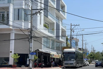 Doanh nghiệp vận tải Trung Nga cho xe khách đăng ký trong bến vào văn phòng đón khách.