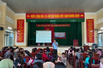 Bảo hiểm xã hội huyện Bắc Bình tuyên truyền cho người dân tộc thiểu số.