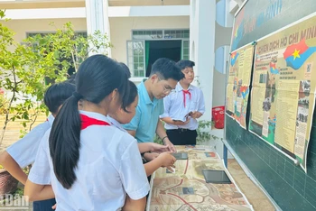 Học sinh trải nghiệm quét mã QR.