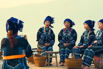 “Đi trong sương” là câu chuyện lập nghiệp của những thanh niên người dân tộc thiểu số tại xã Y Tý, huyện Bát Xát, tỉnh Lào Cai. (Ảnh do Hãng phim Tài liệu và Khoa học Trung ương cung cấp)
