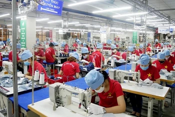 Sản xuất hàng dệt may xuất khẩu tại Tổng công ty May 10. (Ảnh: QUỲNH CHI)