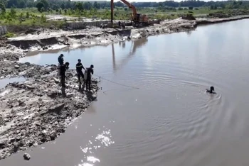 Lực lượng cứu nạn cứu hộ Công an tỉnh Bình Dương lặn tìm kiếm nạn nhân.