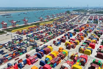 Xuất nhập khẩu hàng hóa của Trung Quốc ghi nhận đà đi lên. (Ảnh: Xinhua)