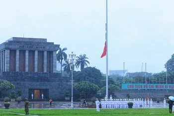 Lễ treo cờ rủ Quốc tang nguyên Chủ tịch nước Trần Đức Lương tại Quảng trường Ba Đình. (Ảnh: TTXVN)