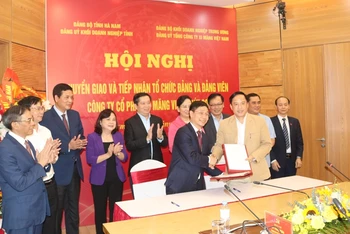 Các đại biểu chứng kiến Lễ chuyển giao tổ chức Đảng, đảng viên của VICEM Bút Sơn về Đảng uỷ VICEM