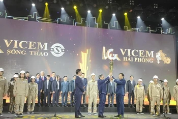 Trao ngọn đuốc truyền thống từ Vicem Sông Thao sang Vicem Hải Phòng