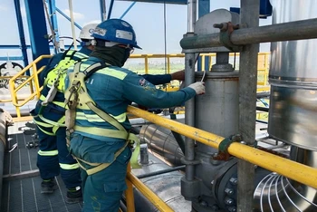 Công tác an toàn luôn được tuân thủ chặt chẽ. (Trong ảnh: Các kỹ sư Lilama thi công trên công trường Nhà máy nhiệt điện Nhơn Trạch 3, 4)